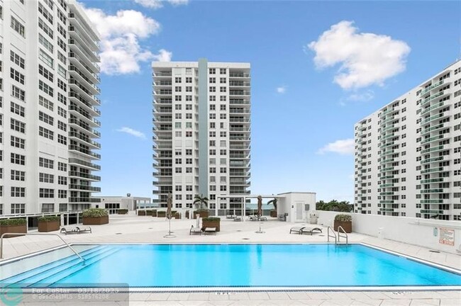 Building Photo - 2751 S Ocean Dr