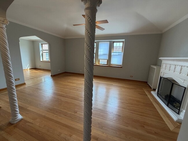 Building Photo - 10913 S Longwood Dr
