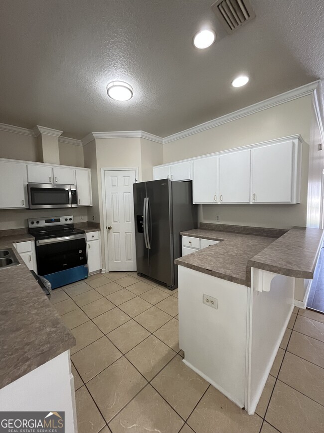 Building Photo - 204 Royal Palms Ave