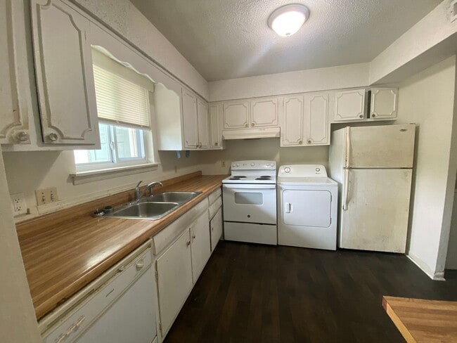 Building Photo - 2 Bedroom Walking Distance to NCSU!
