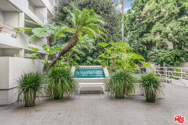 Building Photo - 1131 Alta Loma Rd