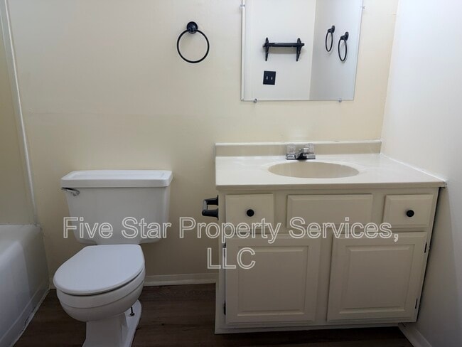 Building Photo - 421 W Reynolds St