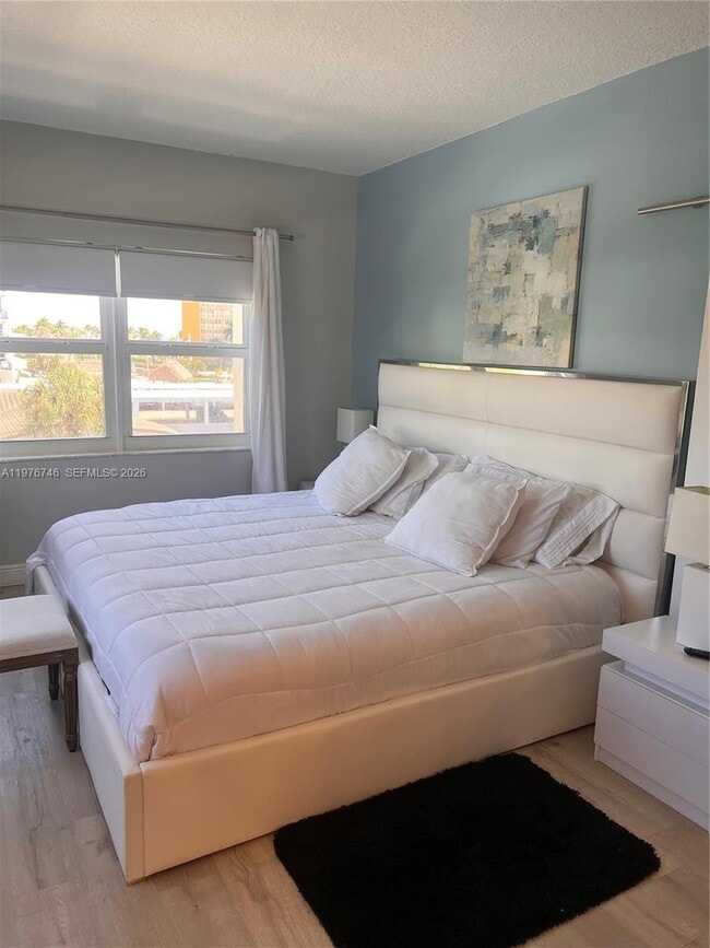 Building Photo - 400 N Riverside Dr