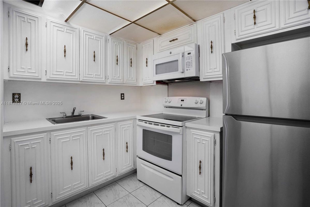 Building Photo - 7925 Carlyle Ave