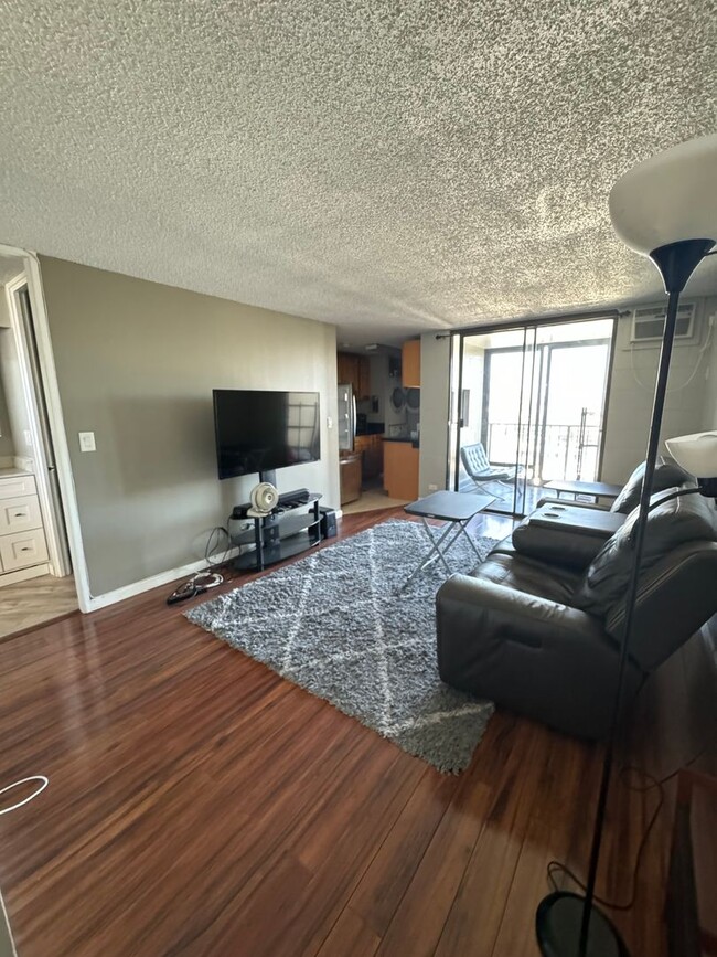 Building Photo - Cozy 1 bed 1 bath with covered, reserved p...