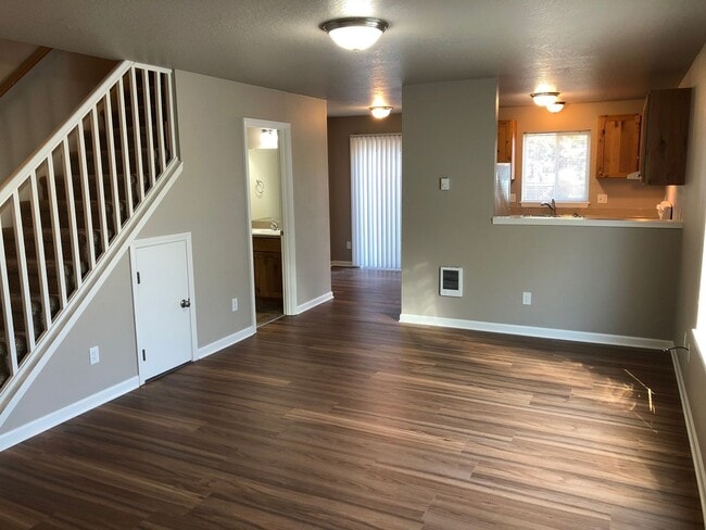 Building Photo - Newer 4 bed 2.5 bath duplex