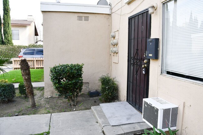 Building Photo - 733 S Fondren St