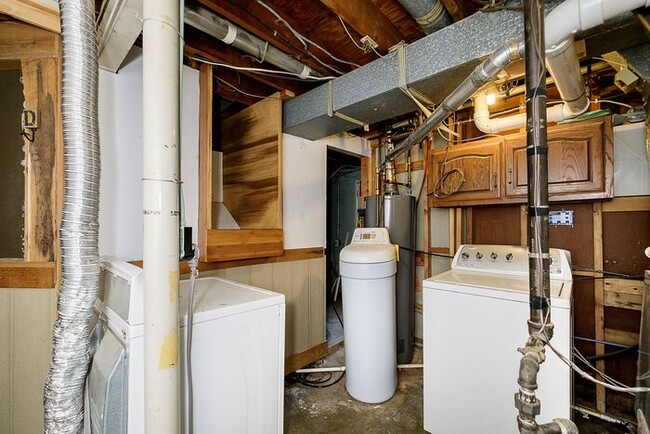 Building Photo - 3 Bedroom Home With Spacious Fenced Yard i...