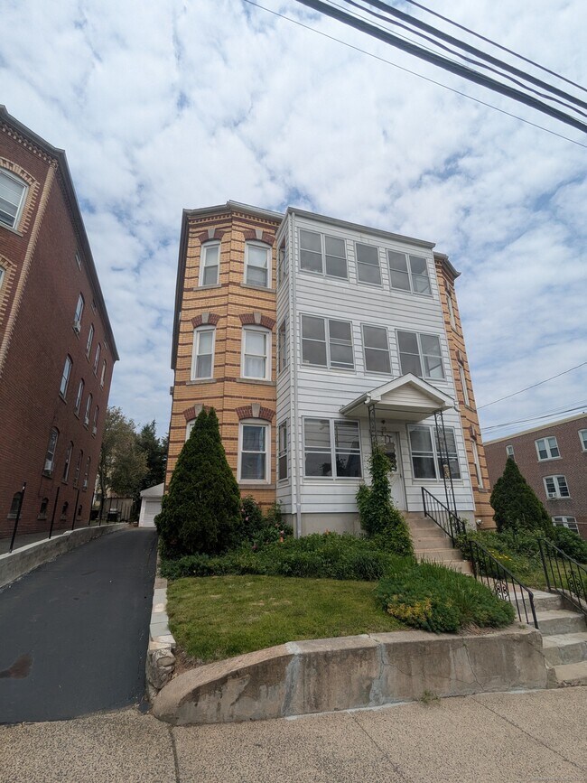 Primary Photo - 23 Lyman St