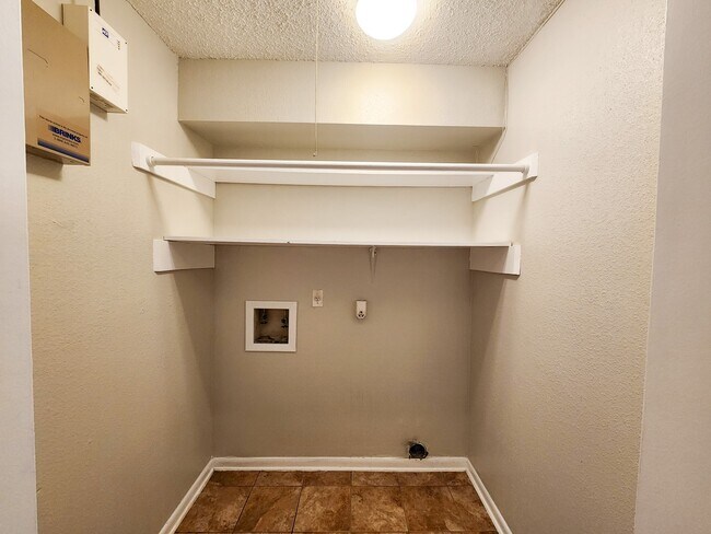 Building Photo - 17742 Kings Park Ln