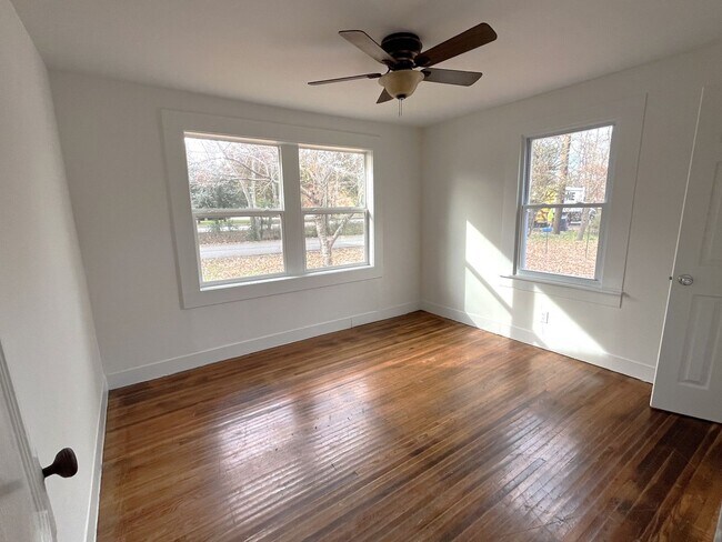 Building Photo - Great 2 Bed 1 Bath Home near MTSU!