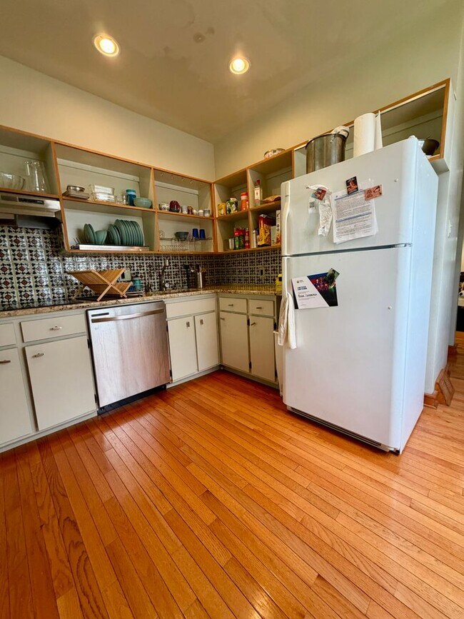 Building Photo - Stunning 4-Bedroom Home Nestled in Spruce Hill! Available in Mid-August!