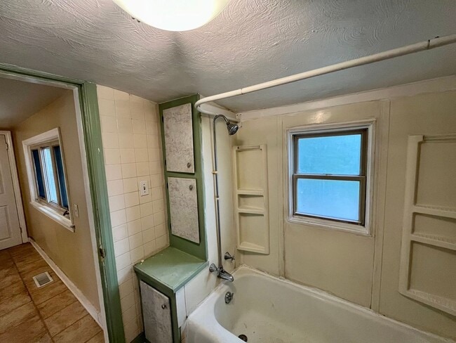 Building Photo - 3 Bed 1 Bath Single Family Home in Rhinela...