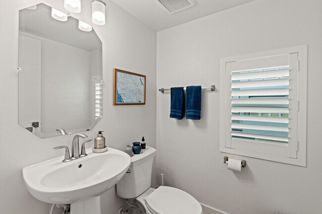 Building Photo - Modern Furnished Townhome in Downtown Napa