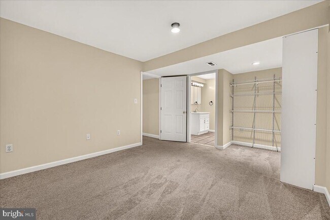 Building Photo - 6430 Bellevue Pl