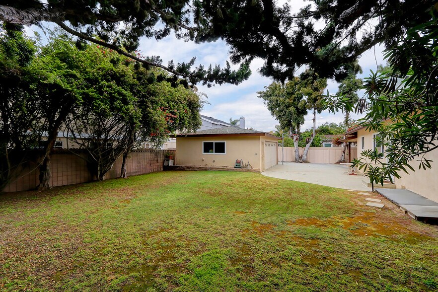 Building Photo - 2407 Mackay Ln