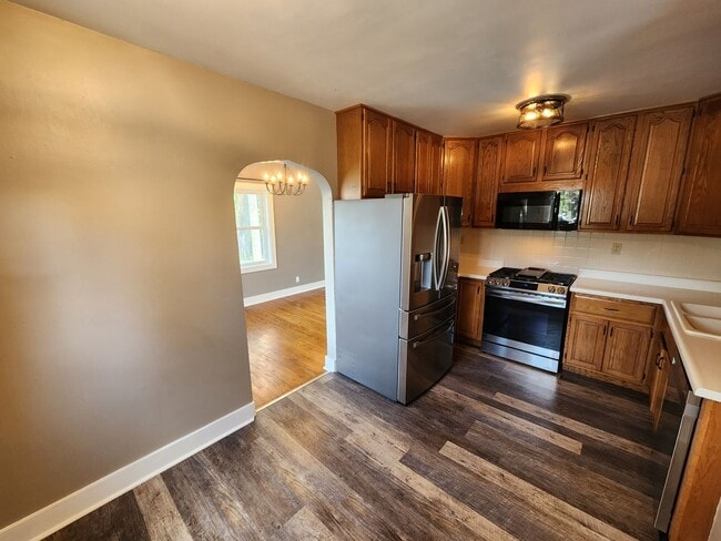 Building Photo - 4 Bedroom in East Moline  MUST SEE!!!