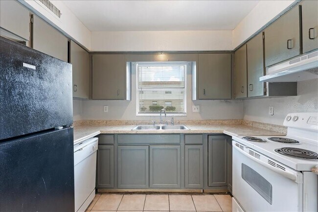 Building Photo - 7210 N Manhattan Ave
