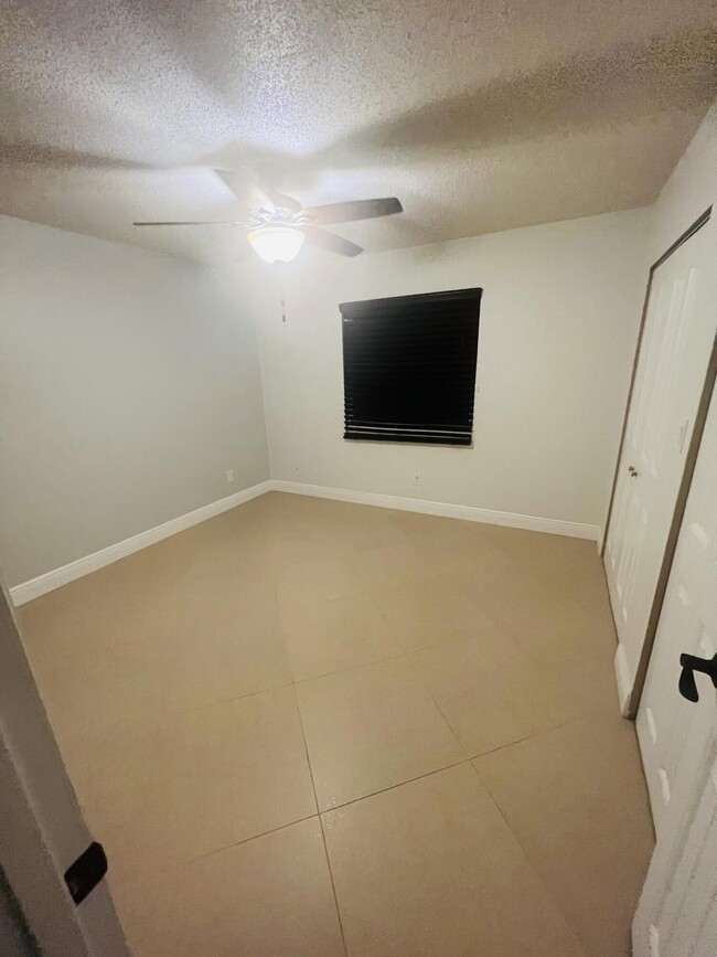 Building Photo - 2319 Tamarind Dr