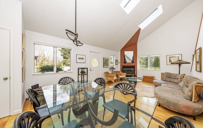 Building Photo - 13 Sycamore Dr