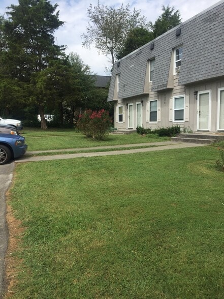 Front yard - 2002 Belle Terra Rd