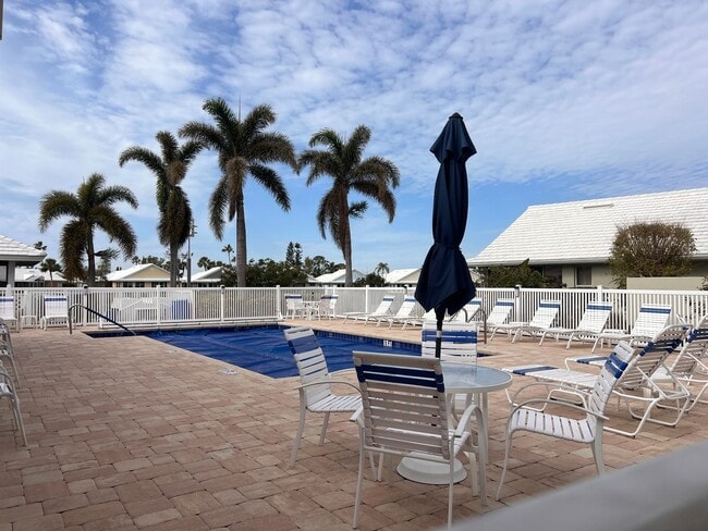 Building Photo - NEWLY LISTED 2BD/2BA/2CG Villa