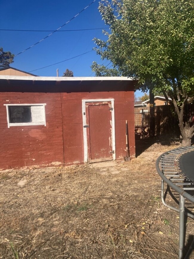 Building Photo - Move-In Bonus - 2 bed, 1 bath Basement Apa...
