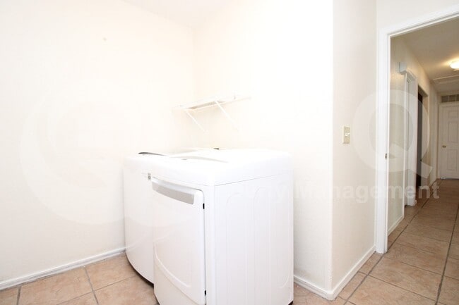 Building Photo - 667 W Jardin Dr