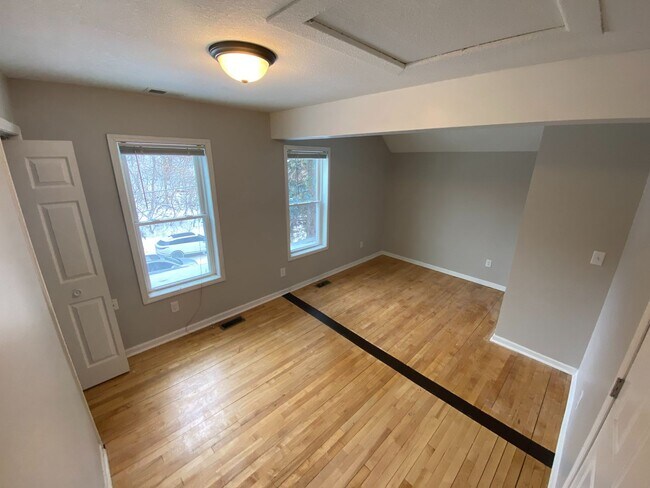 Building Photo - COMPLETELY UPDATED 2 BEDROOM