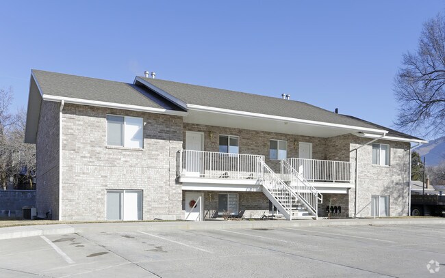 Primary Photo - Gray Cliff Apartments
