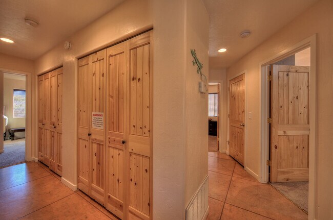 Building Photo - 3366 Oleander Ln
