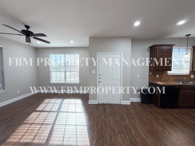 Building Photo - Hidden Creek Townhomes, Unit F - Cozy 2 Bedroom, 1 Bathroom Home in Ennis, TX!