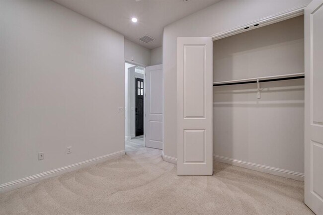 Building Photo - 14921 Iveans Way