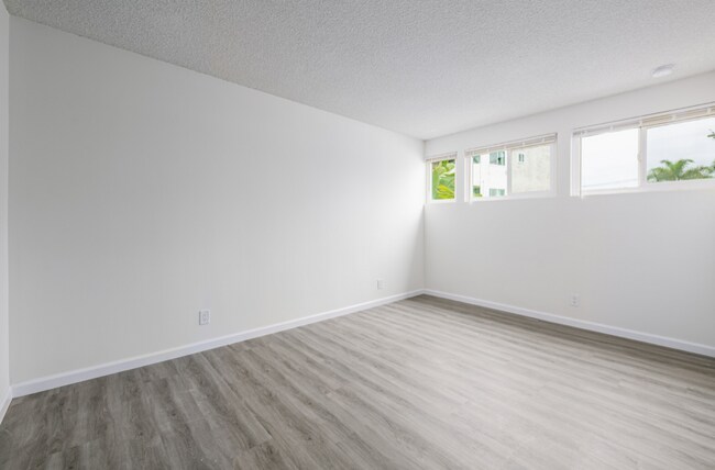 Building Photo - 2161 W 25th St