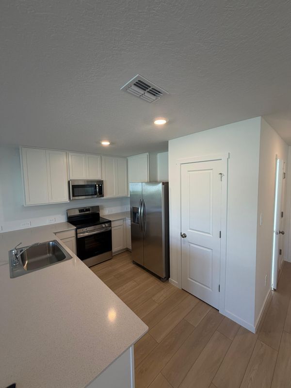 Building Photo - 824 Lynx St