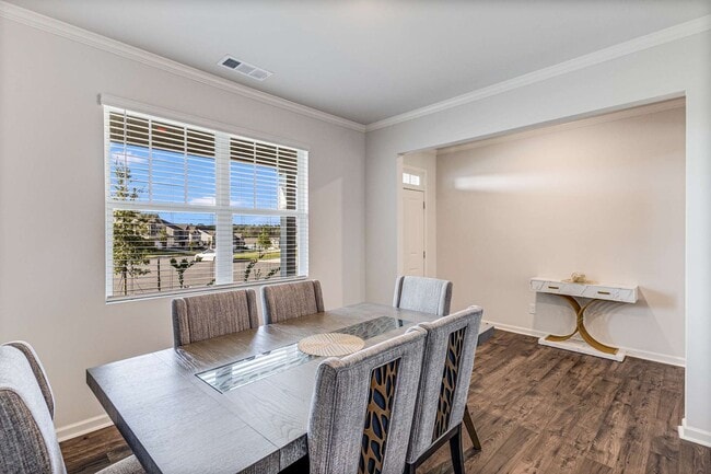 Building Photo - Like New - First Class Amenities