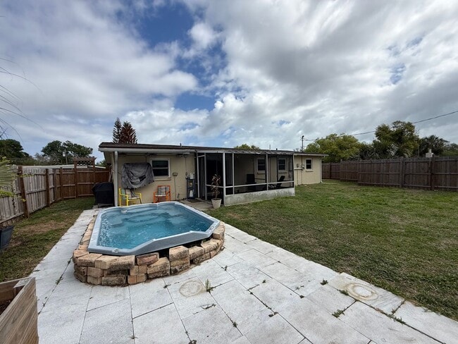 Building Photo - Spacious 4-bedroom, 2-bath pool home