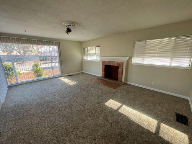 Building Photo - 1593 N Thorne Ave