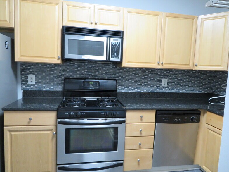 Building Photo - 3925 Davis Pl NW