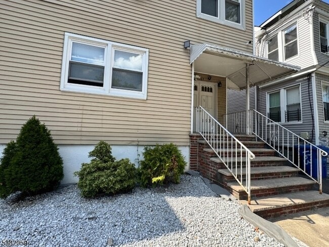 Building Photo - 163 Linden Ave