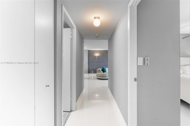 Building Photo - 2500 Parkview Dr
