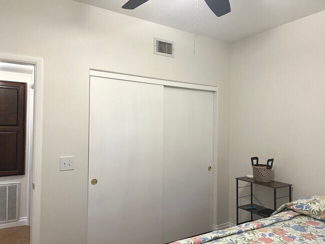 Building Photo - Remodeled, first floor 1428 sq ft, 2 bed+ ...