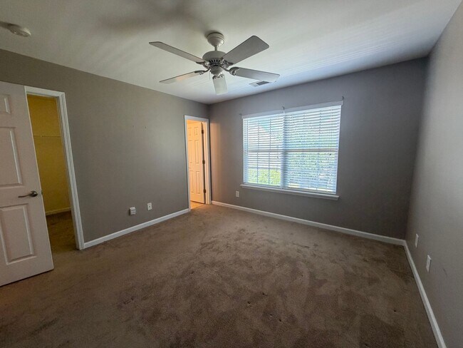 Building Photo - 422 Delta Dr
