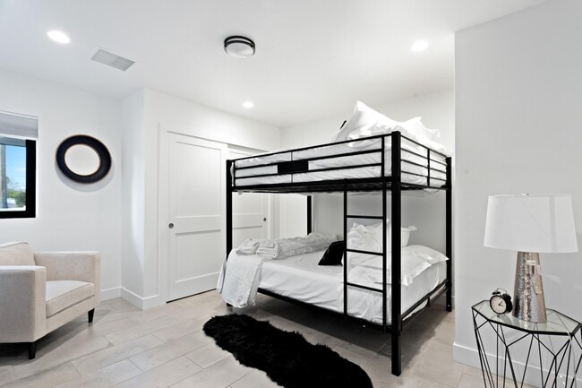 Building Photo - 4633 N 49th Pl