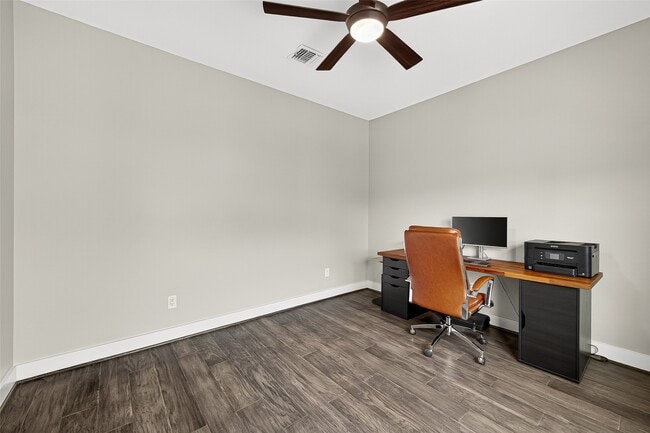 Building Photo - 5104 Lillian St