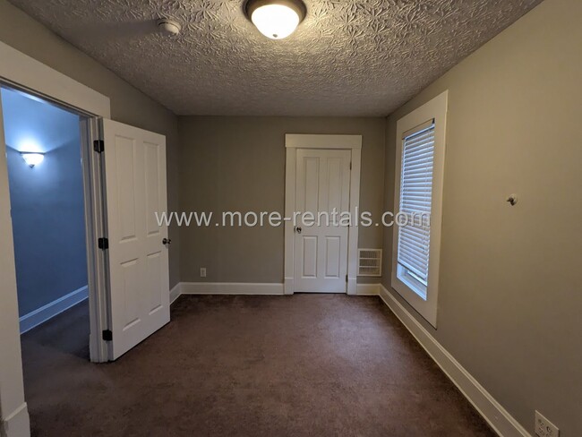 Building Photo - 404-406-406 E Deshler Ave