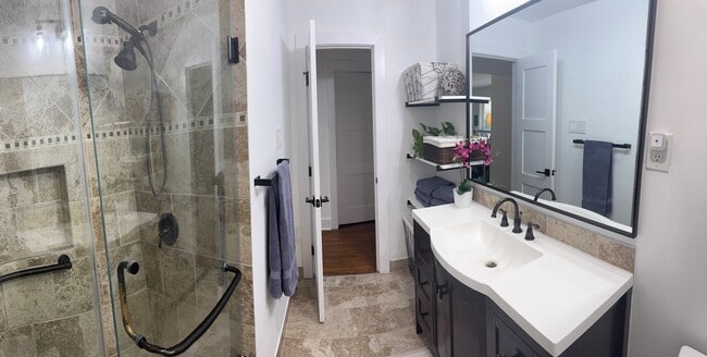 Building Photo - 2310 Hialeah Dr