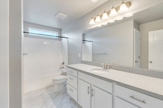 Building Photo - Stunning 5 Bedroom Herriman Home with Mode...