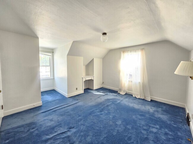 Building Photo - $2,100 - 3 Bed / 2 Bath Charming Home by G...