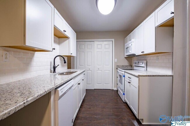 Building Photo - 4988-4987 7 Pine Cir